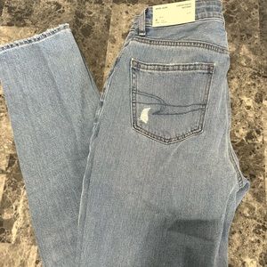 NEW! AE mom jeans size 4/27